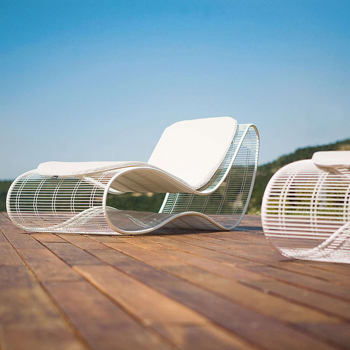 Light Steel Mesh Ergonomic Contour Design Sun Lounger White Cushions