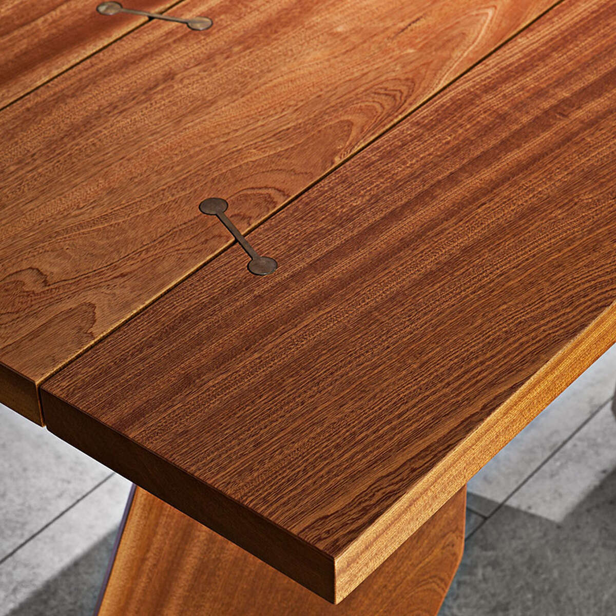 MG Co Joint Dining Table Detail 1